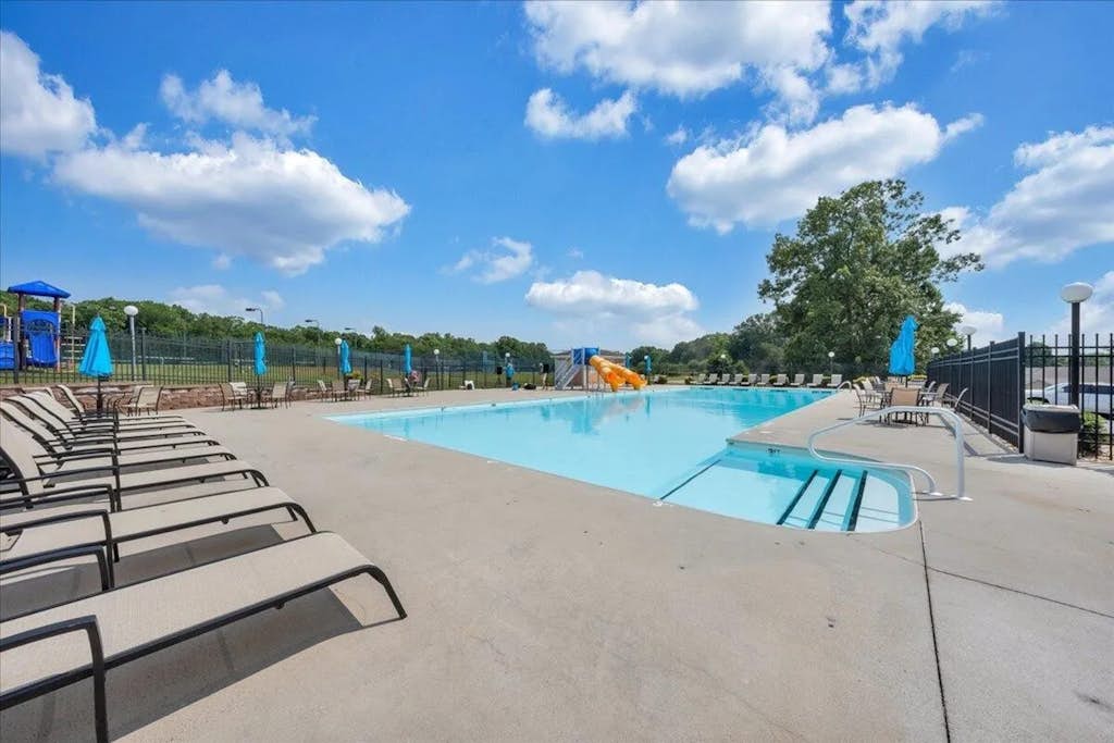 Peaceful resort studio with shared pool, hot tub, beach, game room & lake access