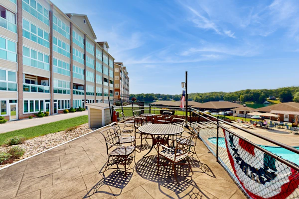 Peaceful resort studio with shared pool, hot tub, beach, game room & lake access