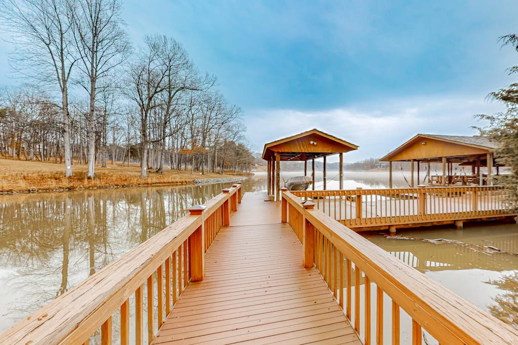 Stunning lakefront oasis with a kayak, large deck, games, & tranquil views