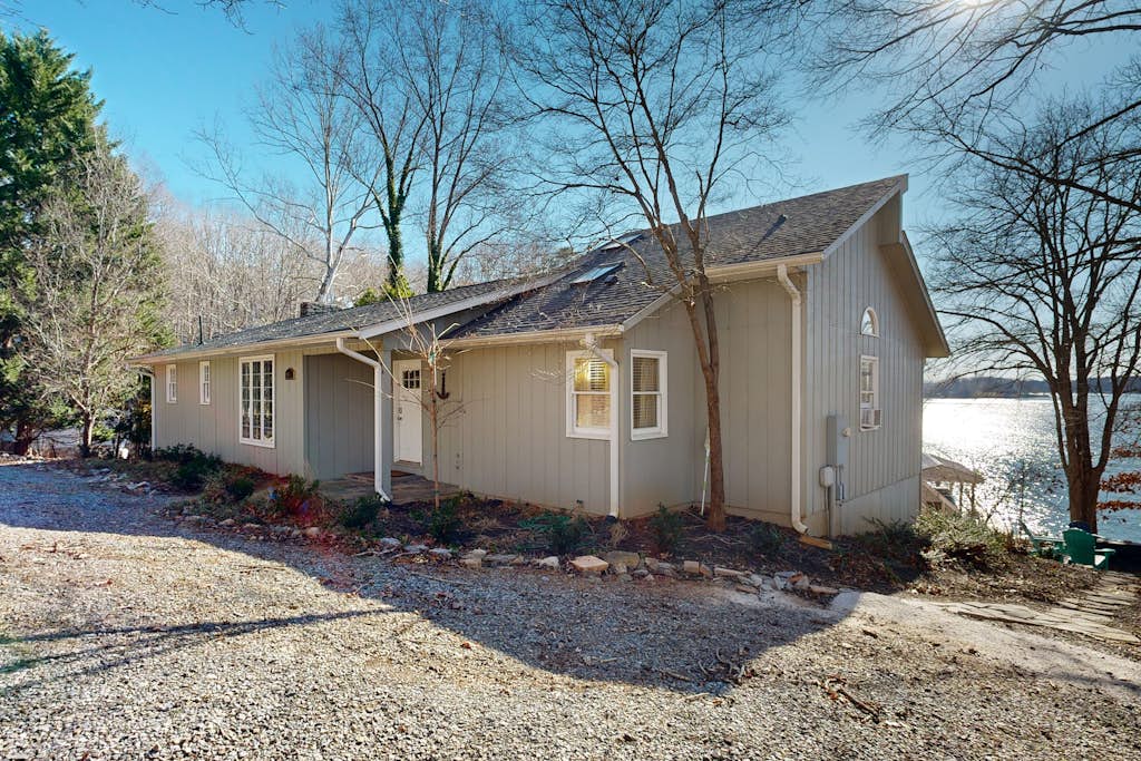 Spacious waterfront house w/patio, deck, fire pit & grill