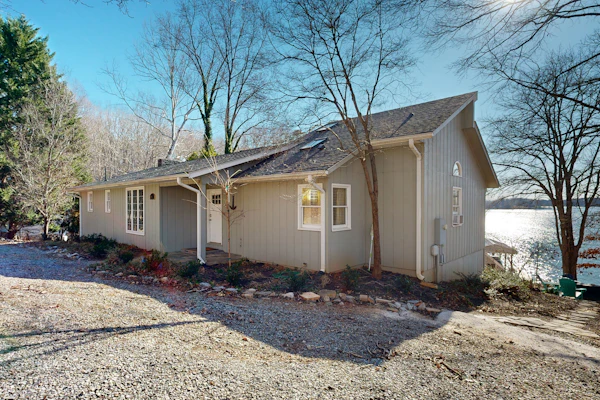 Spacious waterfront house w/patio, deck, fire pit & grill