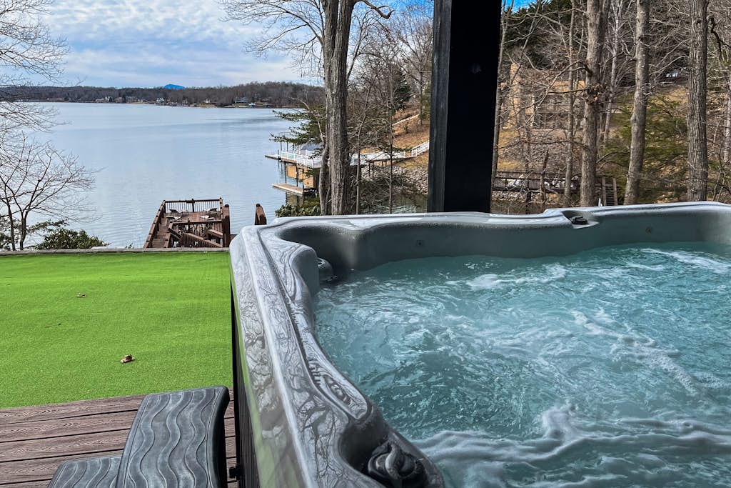 LakeDaze - Spacious dog-friendly lakefront house w/dock, hot tub & putting green