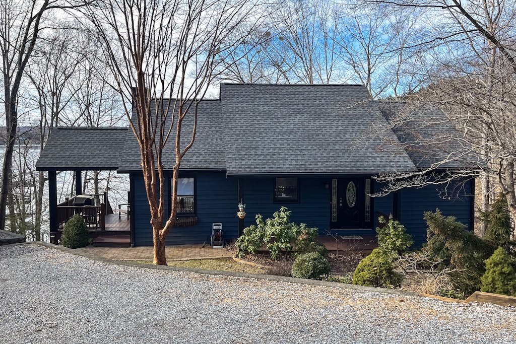 LakeDaze - Spacious dog-friendly lakefront house w/dock, hot tub & putting green