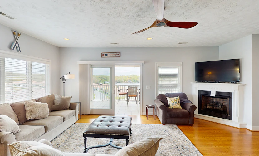 Spacious lakefront townhouse w/shared pool, hot tub & tennis courts