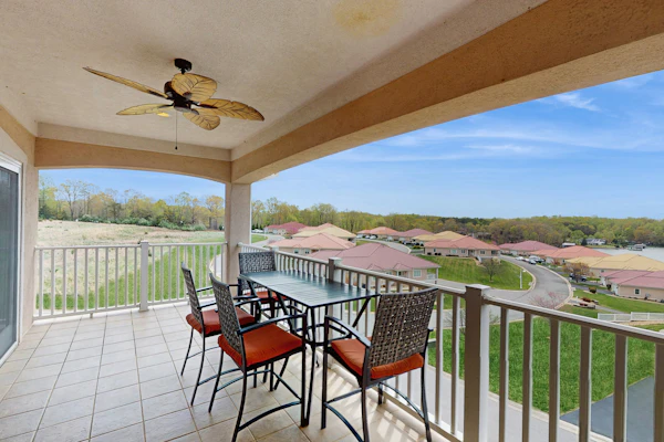 Spacious lakefront townhouse w/shared pool, hot tub & tennis courts