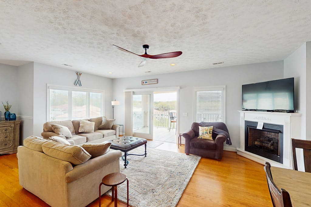 Spacious lakefront townhouse w/shared pool, hot tub & tennis courts