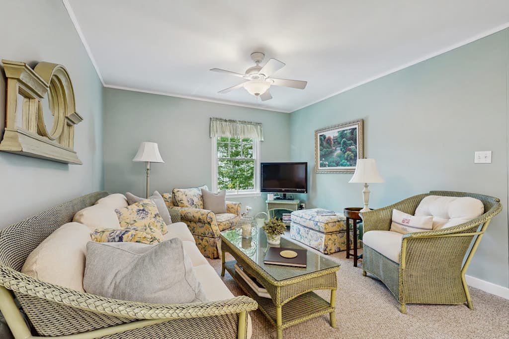 Serene cottage with fishing dock, lake views, deck, AC and kayak