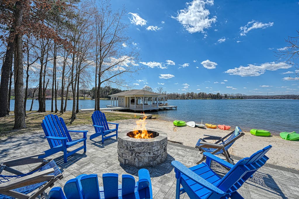 5BR and 5.5 BA Lakefront Home w/private hot tub and dogs ok!
