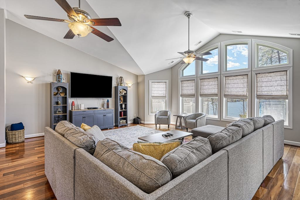 5BR and 5.5 BA Lakefront Home w/private hot tub and dogs ok!