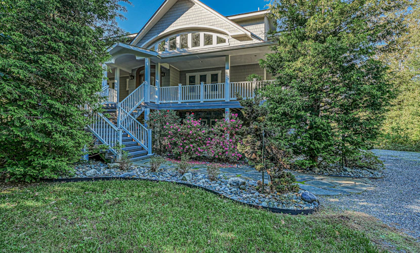 5BR and 5.5 BA Lakefront Home w/private hot tub and dogs ok!