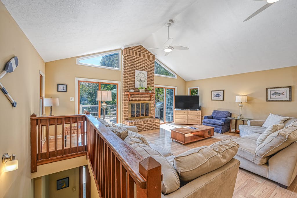 Lakefront family home in gated community with swimming area & dock - dogs OK