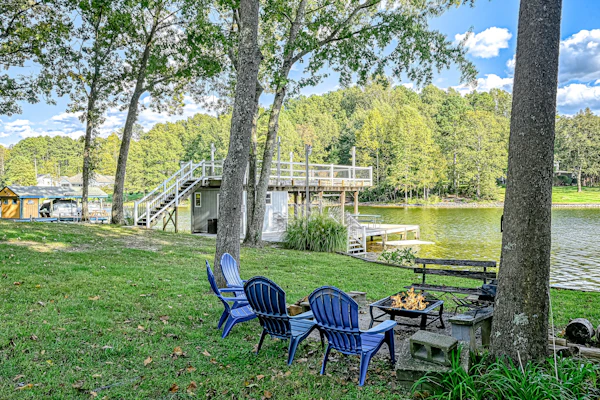 Lakefront family home in gated community with swimming area & dock - dogs OK
