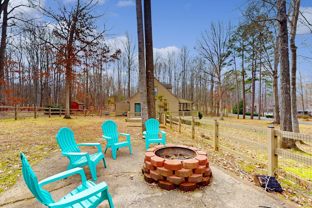 Lake Anna home on large corner lot with kayaks, paddleboard, firepit & grill