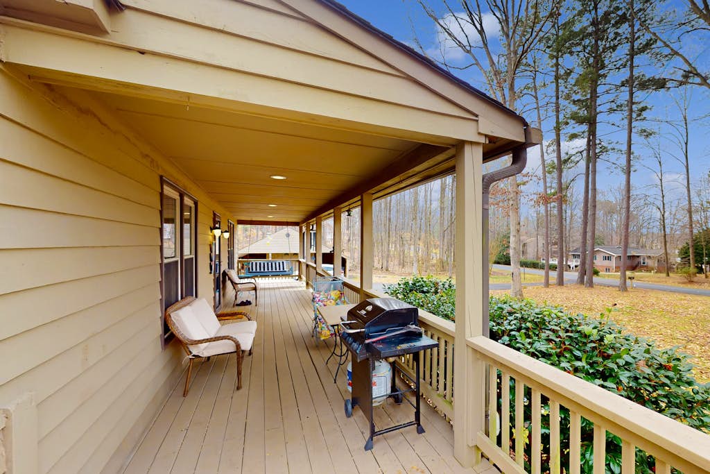 Lake Anna home on large corner lot with kayaks, paddleboard, firepit & grill