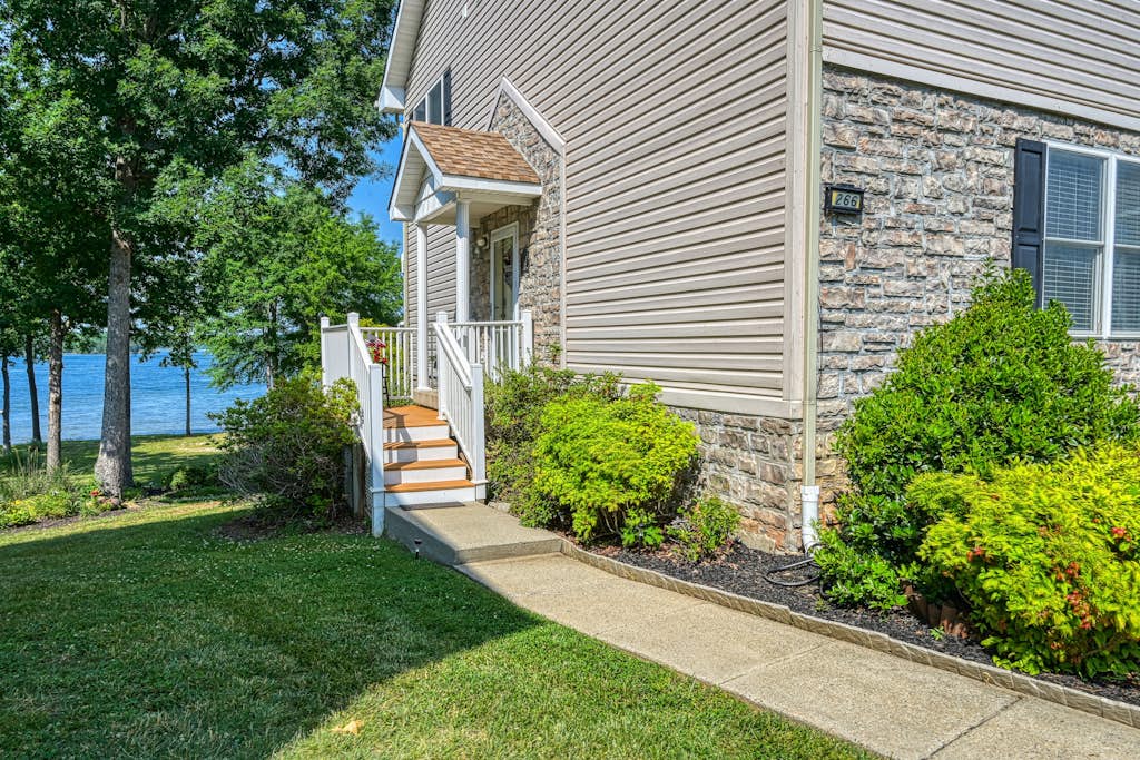 Beautiful waterfront townhouse w/ perfect location, fireplace & WiFi