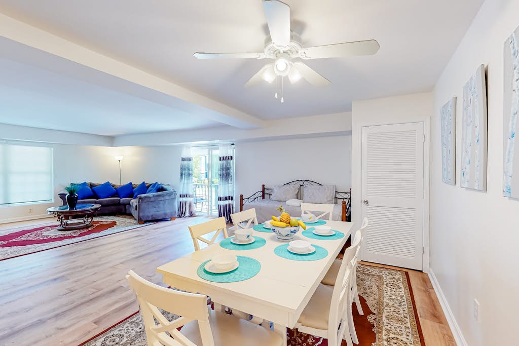 Second-floor condo with full kitchen, washer/dryer, central AC, & boat slip use