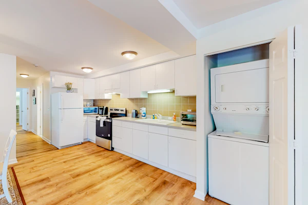 Second-floor condo with full kitchen, washer/dryer, central AC, & boat slip use