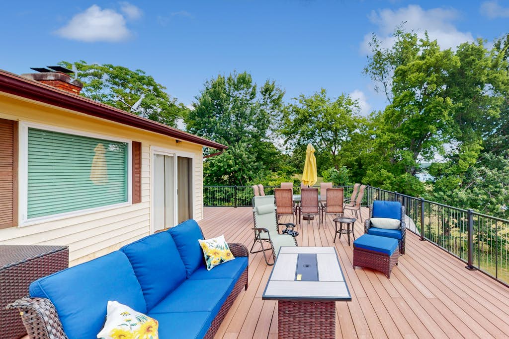 Charming getaway with a fireplace, large deck, paddle boards & porch swing