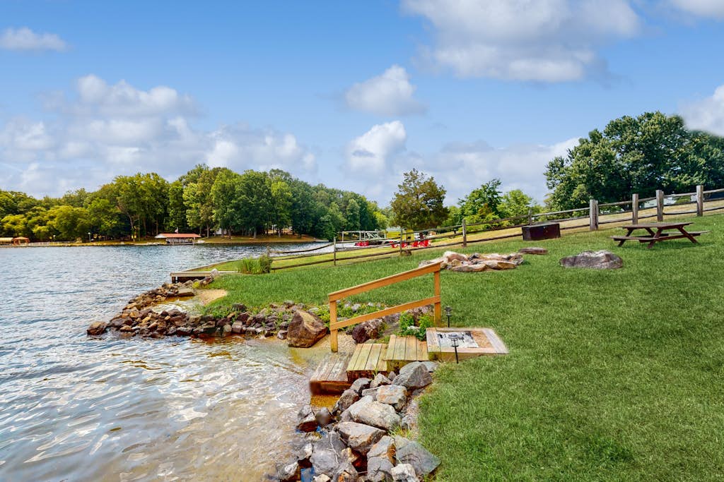 Charming getaway with a fireplace, large deck, paddle boards & porch swing