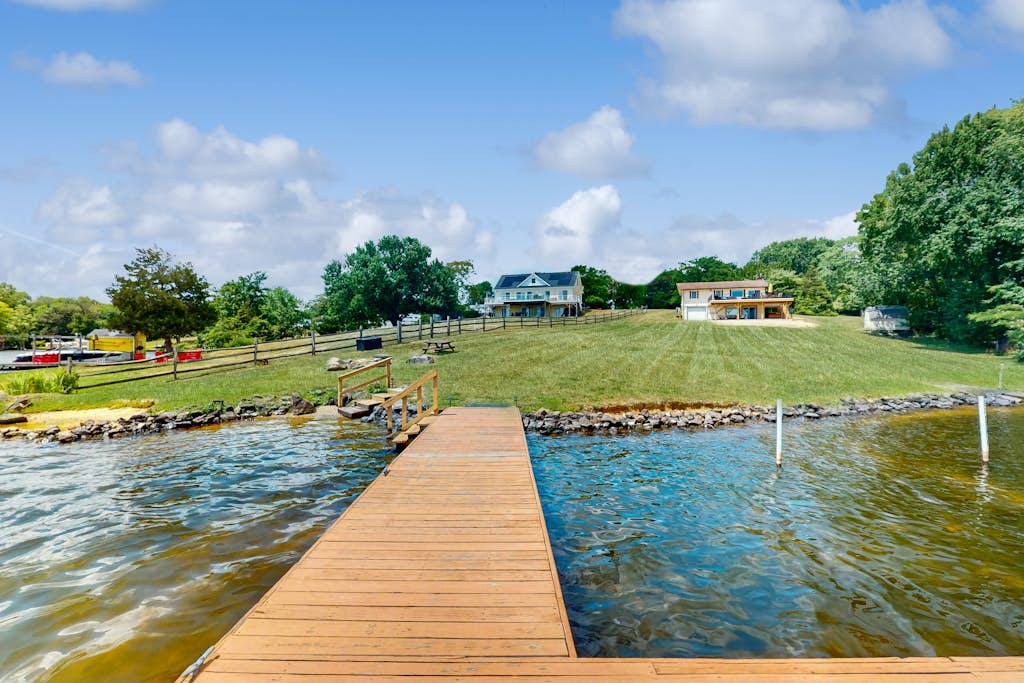 Charming getaway with a fireplace, large deck, paddle boards & porch swing