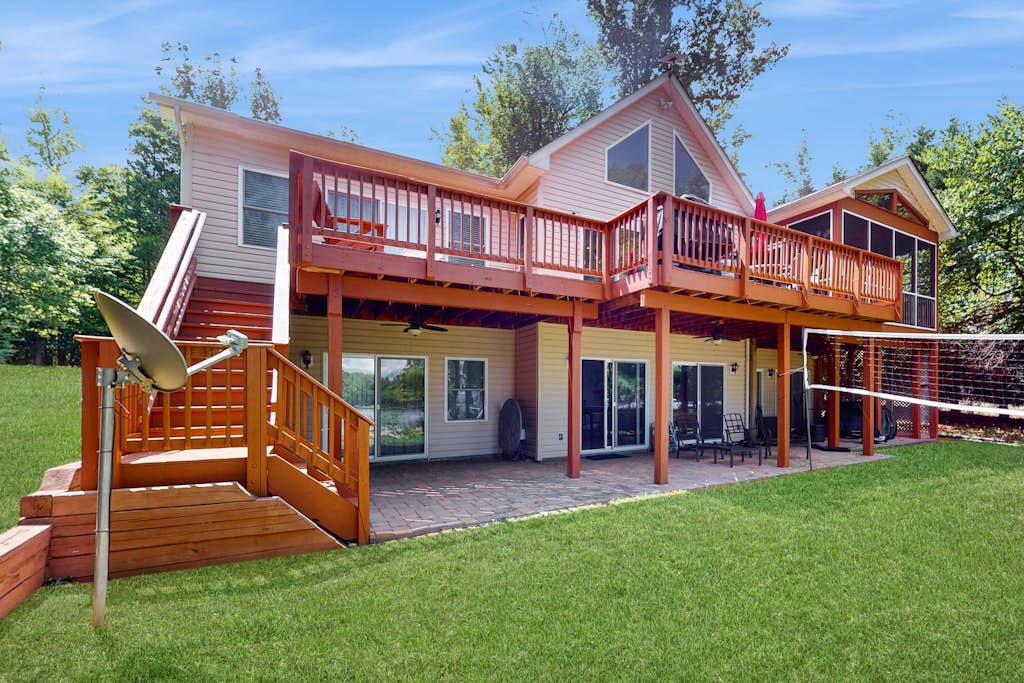 Lakefront retreat with private dock, kayaks, volleyball, firepit, Ping-Pong