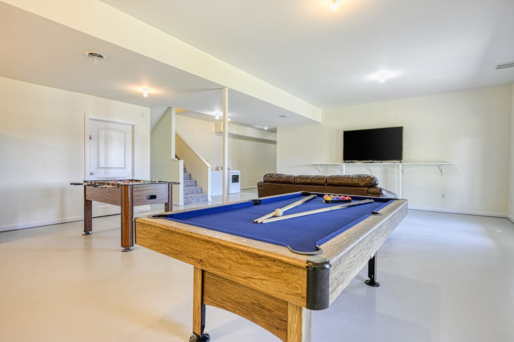 Dog-friendly, lakefront home with private dock, 2 kayaks, decks & game room