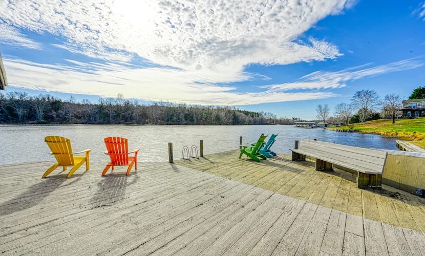 Huge lakefront home with A/C, sunroom, boat ramp, WIFI,game room, deck, & kayaks