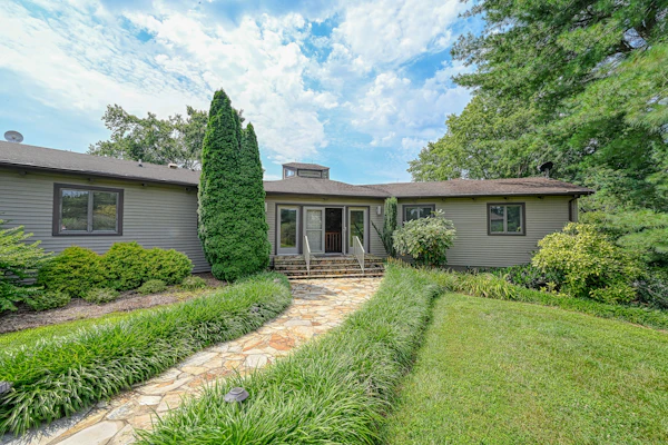 Huge lakefront home with A/C, sunroom, boat ramp, WIFI,game room, deck, & kayaks