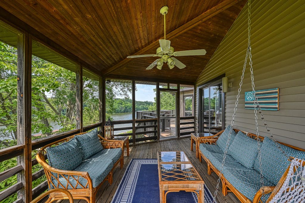 Huge lakefront home with A/C, sunroom, boat ramp, WIFI,game room, deck, & kayaks