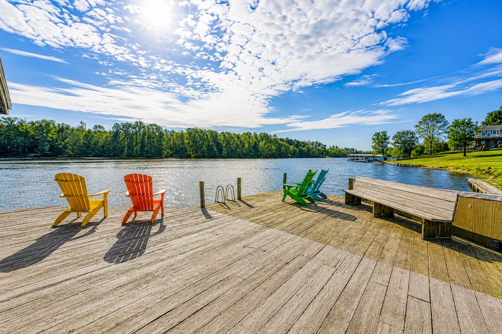 Huge lakefront home with A/C, sunroom, boat ramp, WIFI,game room, deck, & kayaks