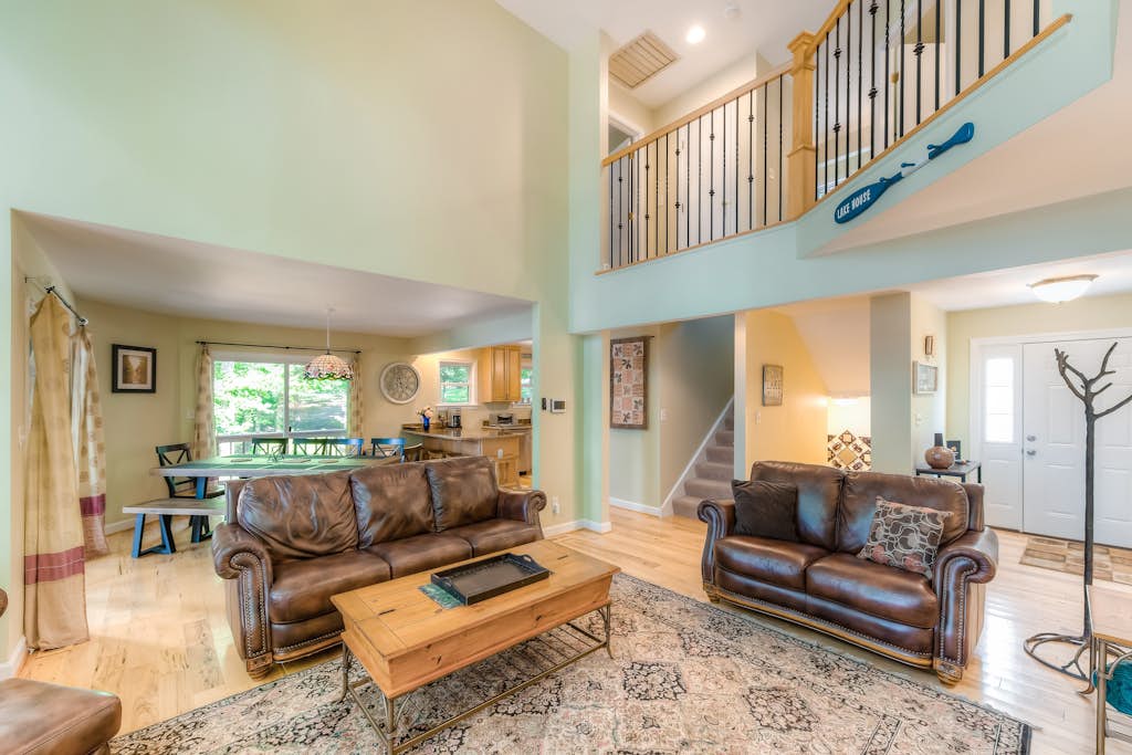 Lakefront Lodge w/private dock, wraparound deck, foosball, Free Wifi!