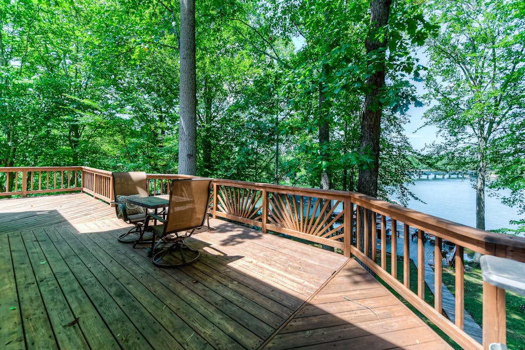 Lakefront Lodge w/private dock, wraparound deck, foosball, Free Wifi!