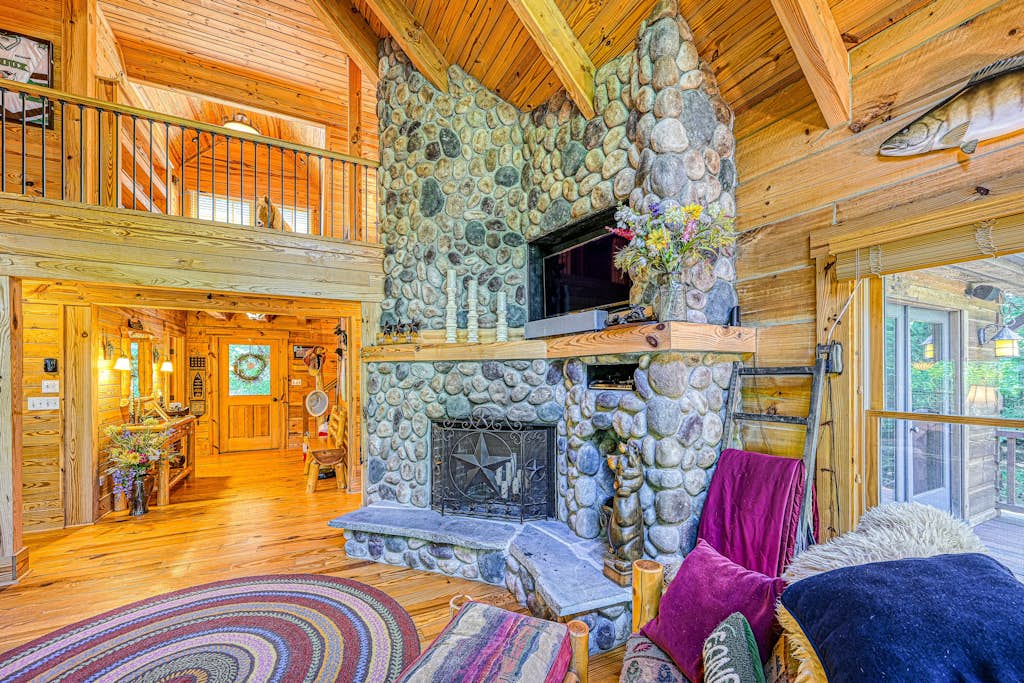 Luxurious lakefront cabin with hot tub, game room, & washer/dryer- dog friendly