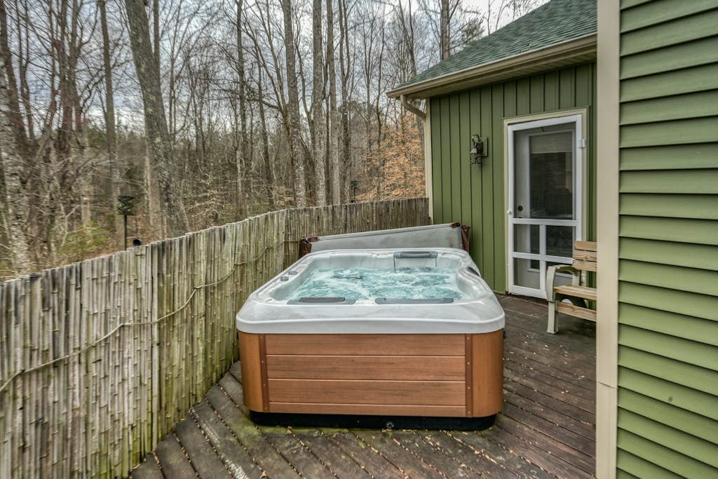 Lakefront home with private hot tub, dock, grill, game room, lake views & kayaks