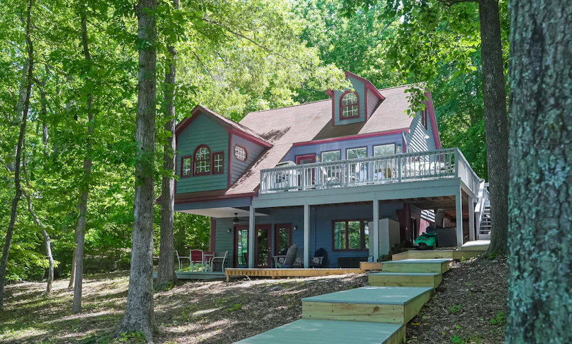 Spacious pet friendly waterfront house with patio & grill