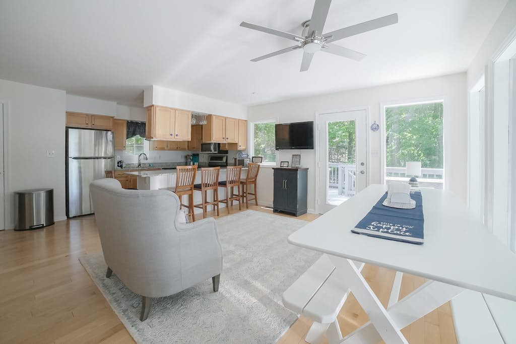 Spacious pet friendly waterfront house with patio & grill