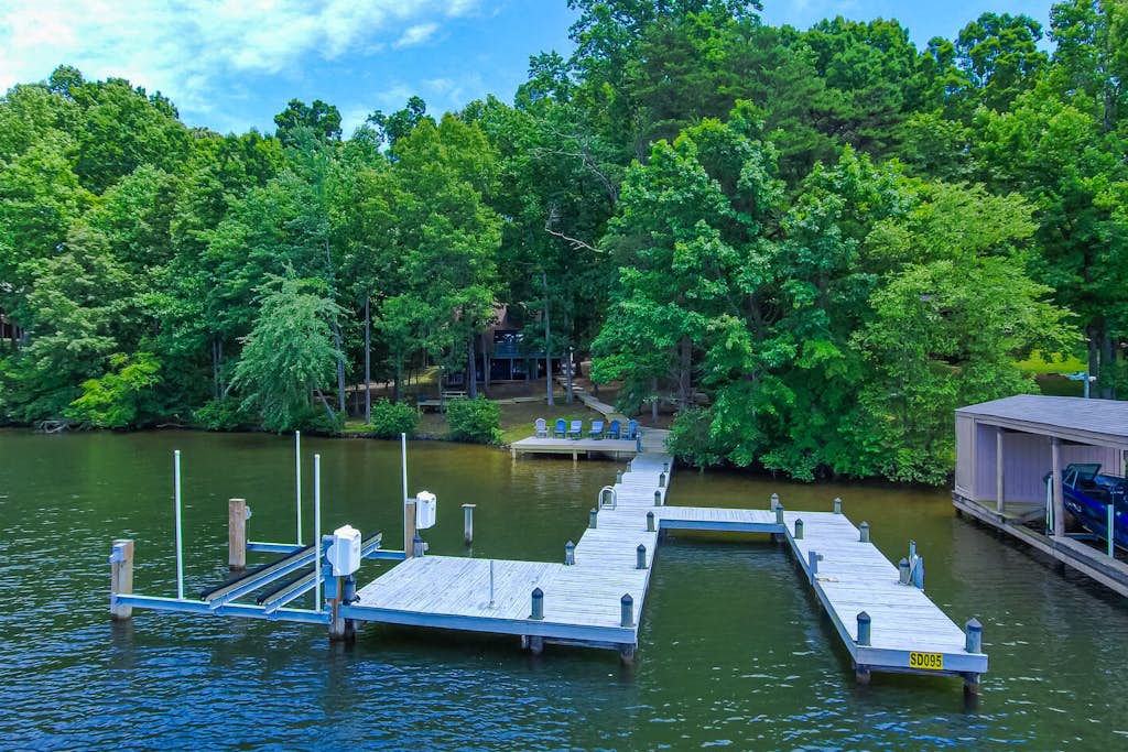Spacious pet friendly waterfront house with patio & grill