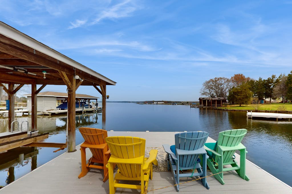 Dog-friendly lake luxury with dry sauna, hot tub, game room