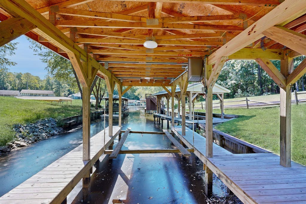 Spacious pet friendly house w/private pool table, ping pong table & free WIFI
