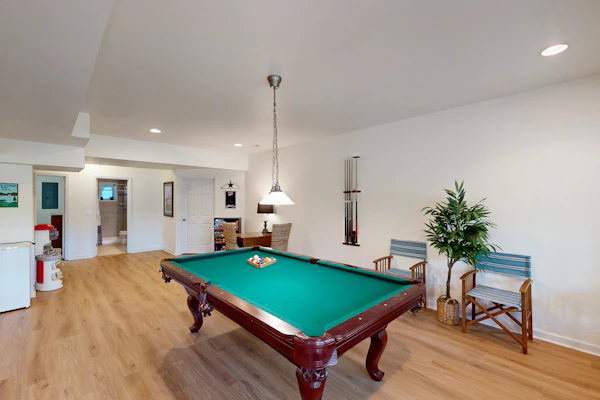 Spacious pet friendly house w/private pool table, ping pong table & free WIFI