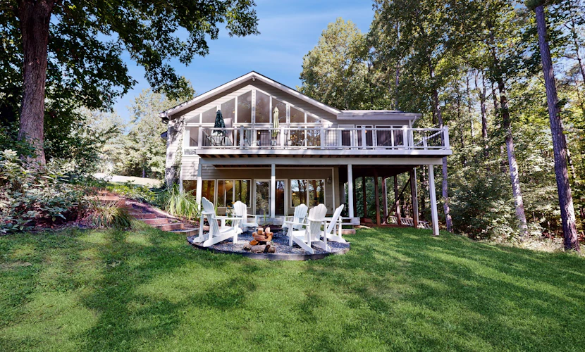 Spacious pet friendly house w/private pool table, ping pong table & free WIFI
