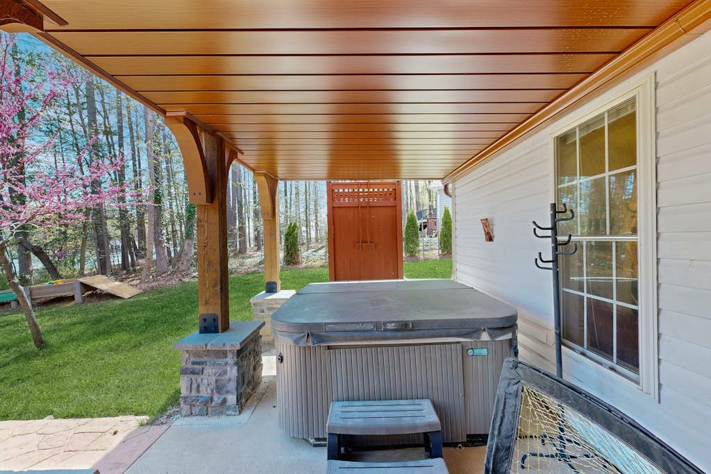 Tranquil lakefront retreat with hot tub, screened porch, kayaks, and more