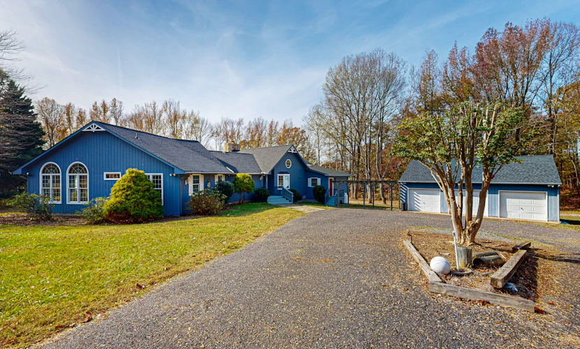 Spacious house with water view, kayaks, foosball table, deck, firepit
