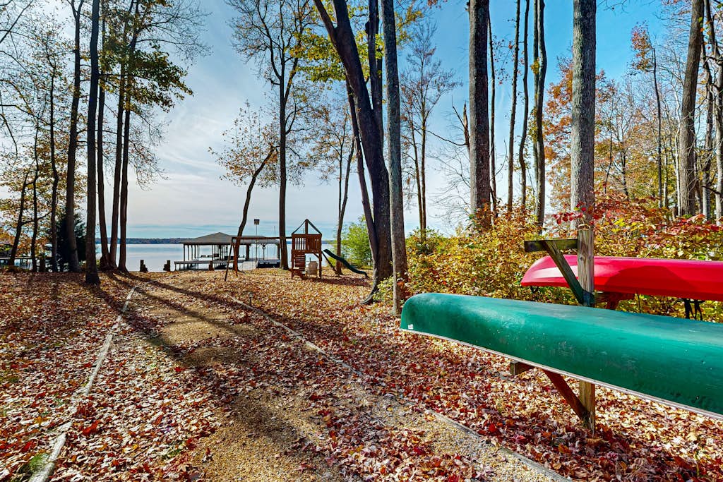 Spacious house with water view, kayaks, foosball table, deck, firepit