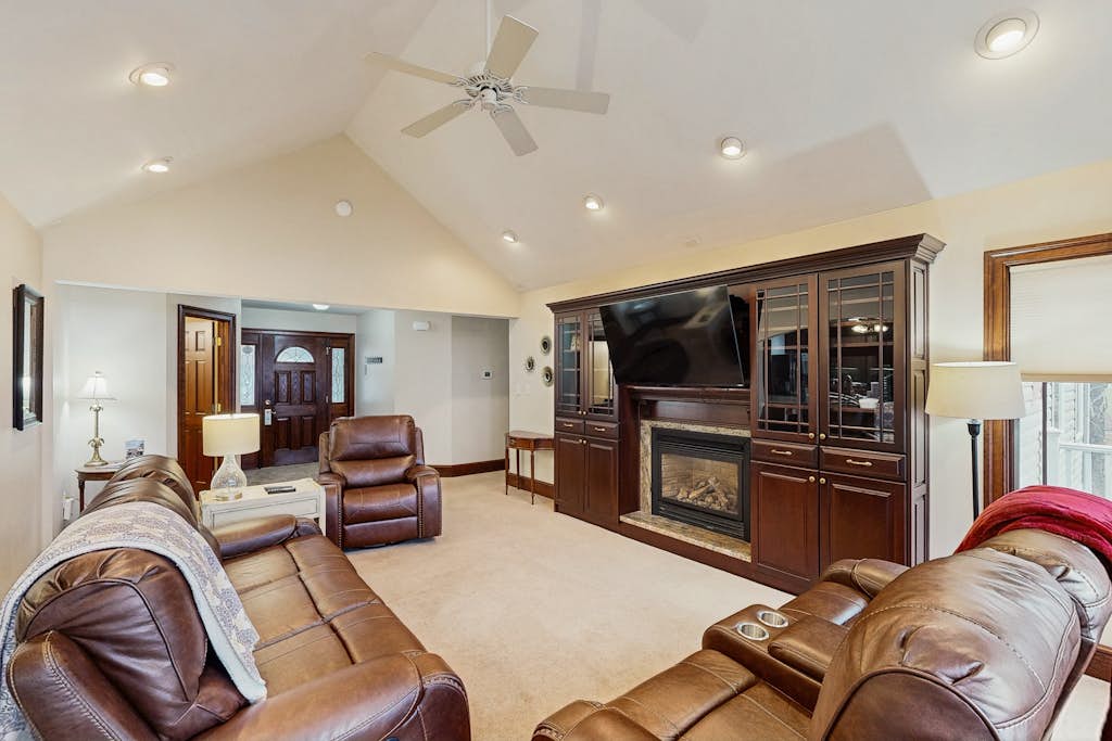 Spacious lakefront house w/private hot tub, deck, fire pit & grill