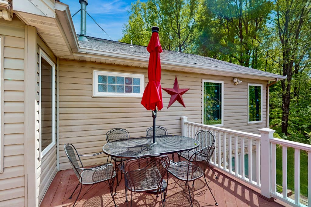 Spacious lakefront house w/private hot tub, deck, fire pit & grill