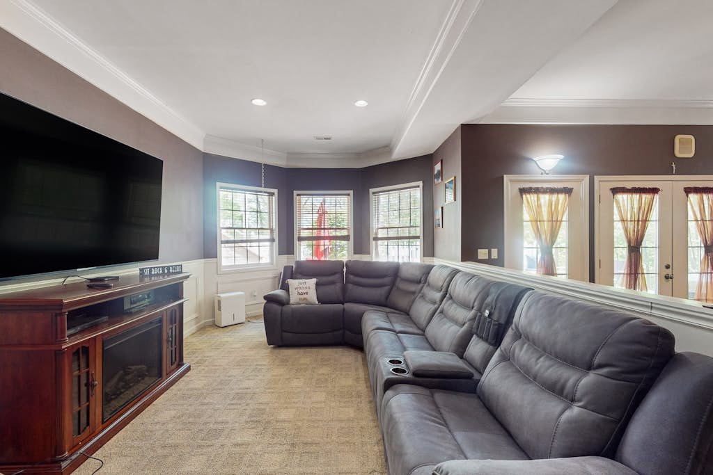 Lakefront with pool, hot tub, dock, SUPs, water carpet, billiards, foosball, gym