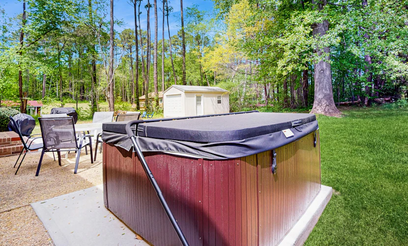 Spacious pet friendly house w/private hot tub, patio, firepit & grill