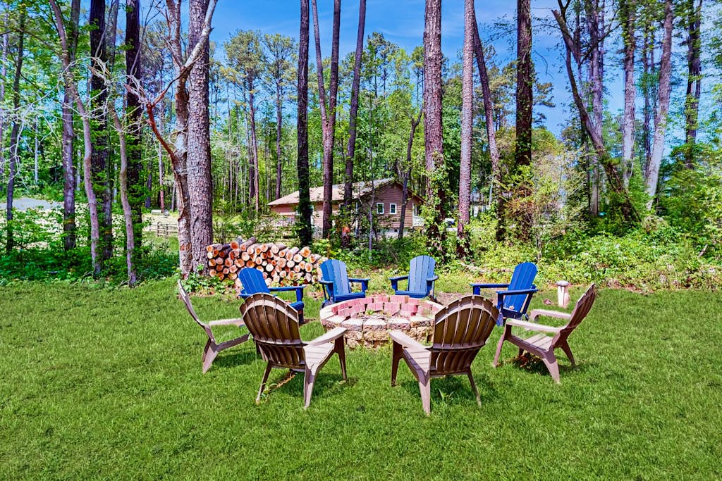 Spacious pet friendly house w/private hot tub, patio, firepit & grill