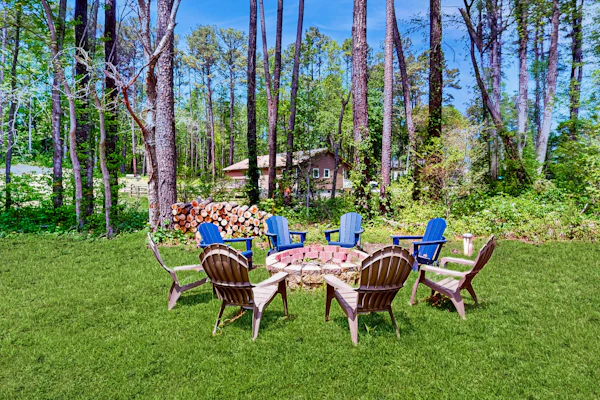 Spacious pet friendly house w/private hot tub, patio, firepit & grill